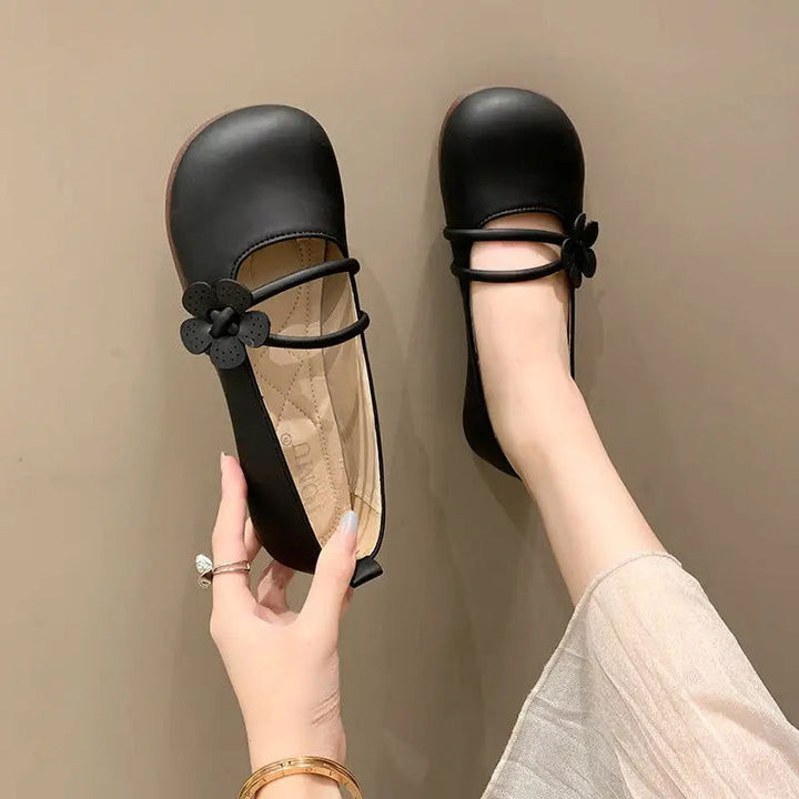 Bailarinas Clara para mujer: elegantes zapatos con delicada flor y cómodas correas dobles.