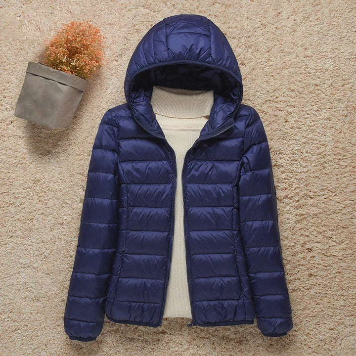 Daphne Veste Mi-Saison Femme – Doudoune Légère avec Capuche Élégante & Coupe Slim