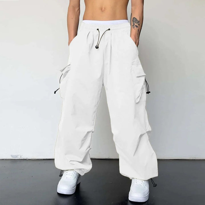 Pantalones Dominik para hombre: modernos pantalones cargo con prácticos y cómodos bolsillos múltiples.