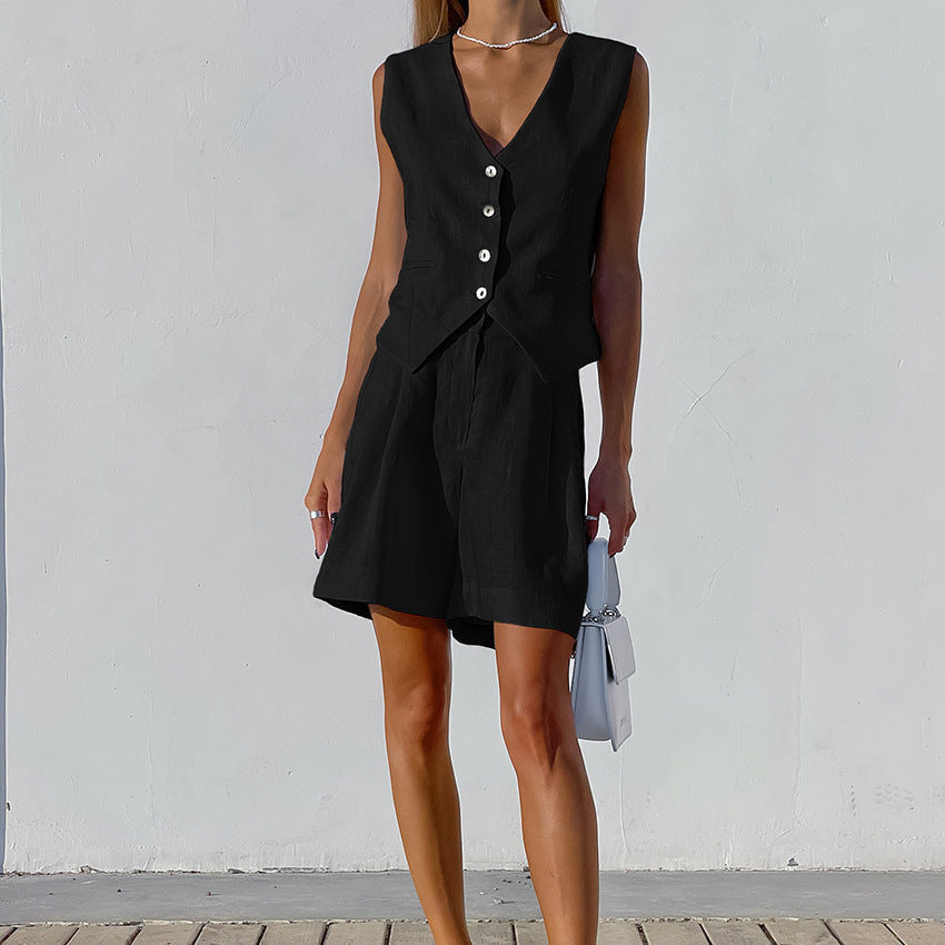 Set di lino femminile scarlatto - Outfit estivo minimalista con gilet e pantaloncini con uno stile chic rilassato