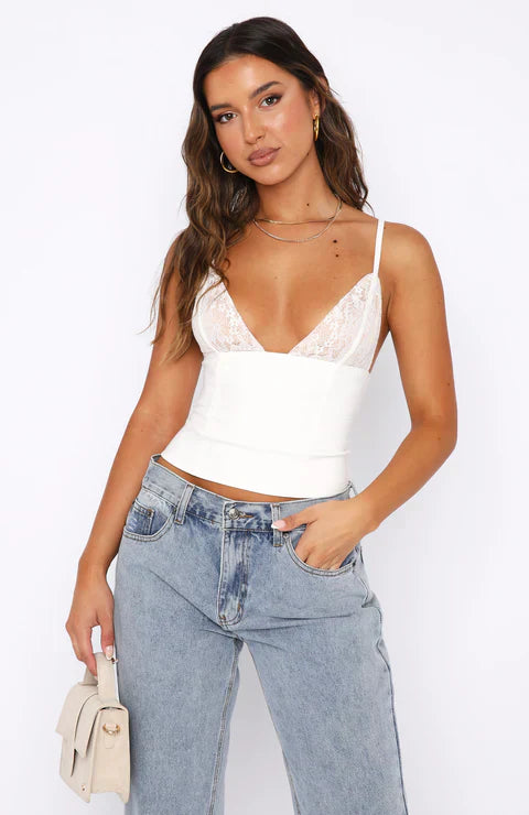 Isabelle Haut Femme – Élégant Design en Dentelle avec Détails Luxueux et Coupe Confortable