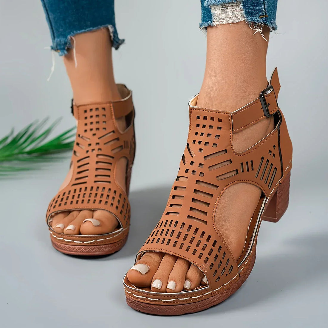 Magnolia Sandalias para mujeres: tacones aireados con recortes modernos y diseño elegante