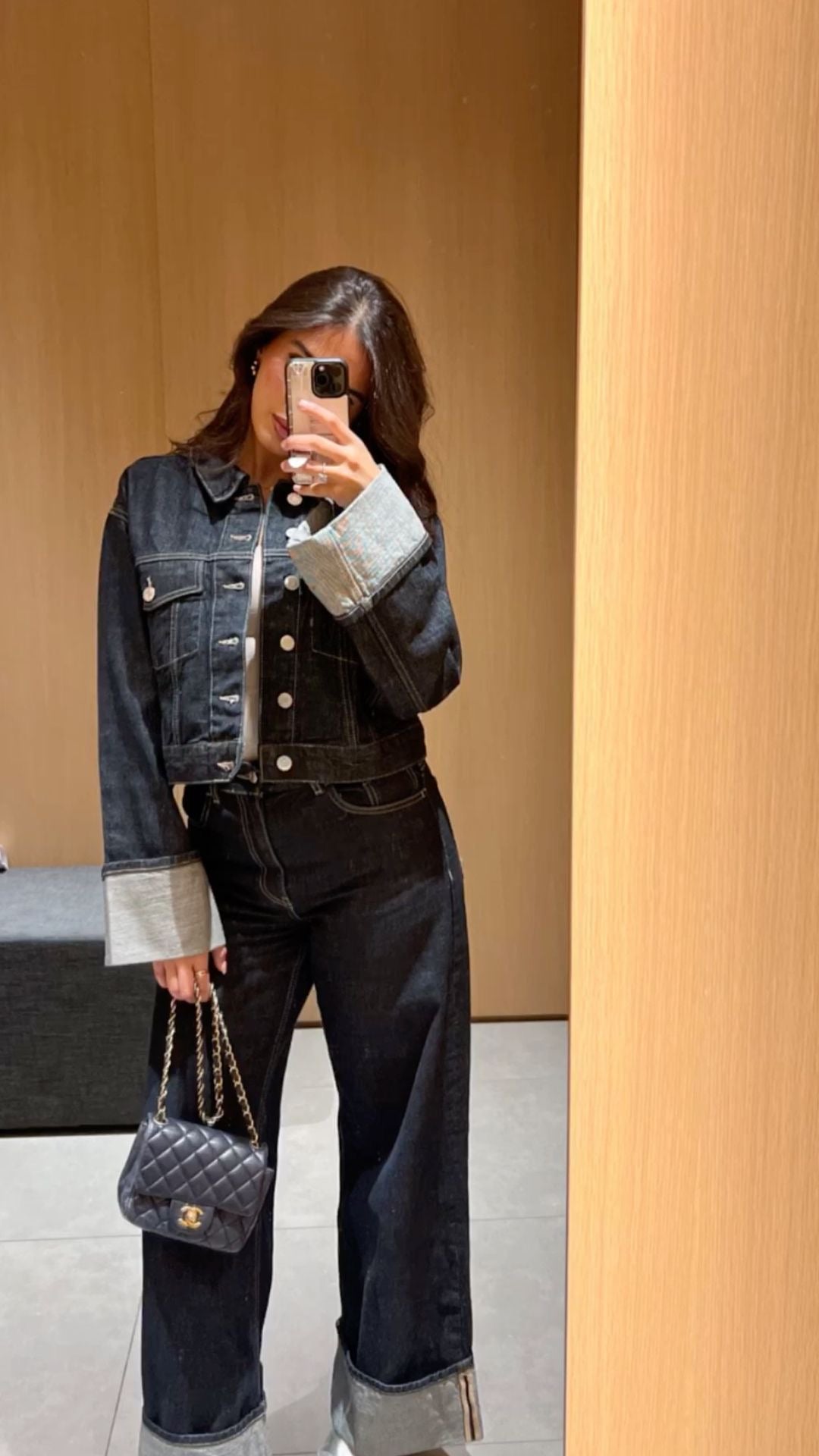 Conjunto vaquero Bea para mujer: chaqueta corta y vaqueros anchos con solapas en contraste para un look moderno.