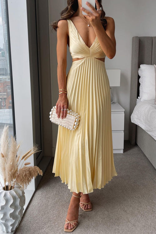 Rumi Robe Soirée Femme – Satin Plissé, Décolleté V Profond & Taille Découpée Moderne