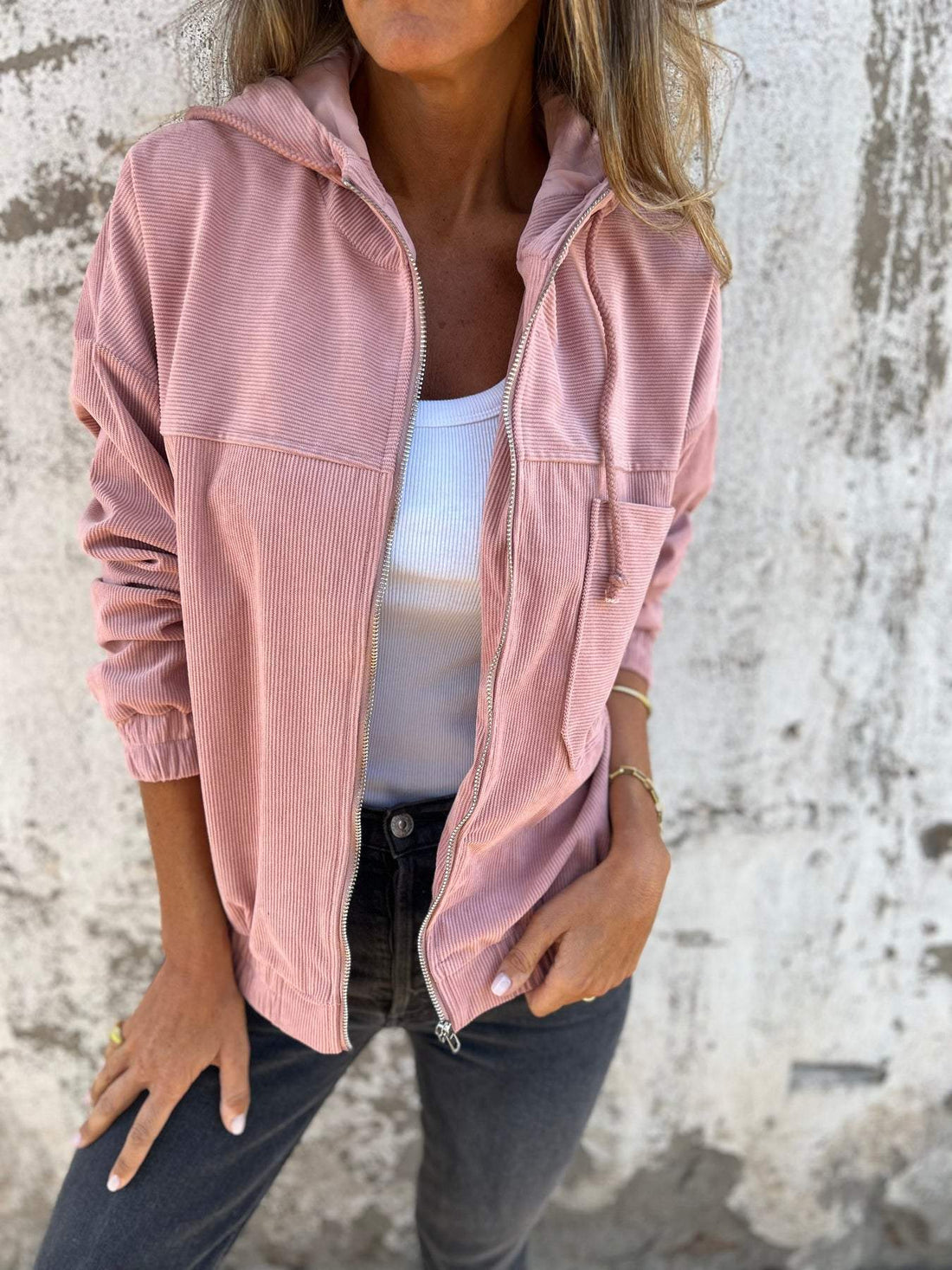 Sophie Veste Mi-Saison – Veste en Velours Côtelé avec Capuche Ajustable & Design Polyvalent