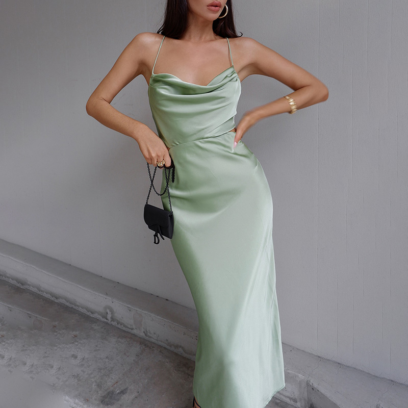 Adie Robe Femme Satinée – Robe Mi-Longue avec Col Bénitier & Fente Élégante