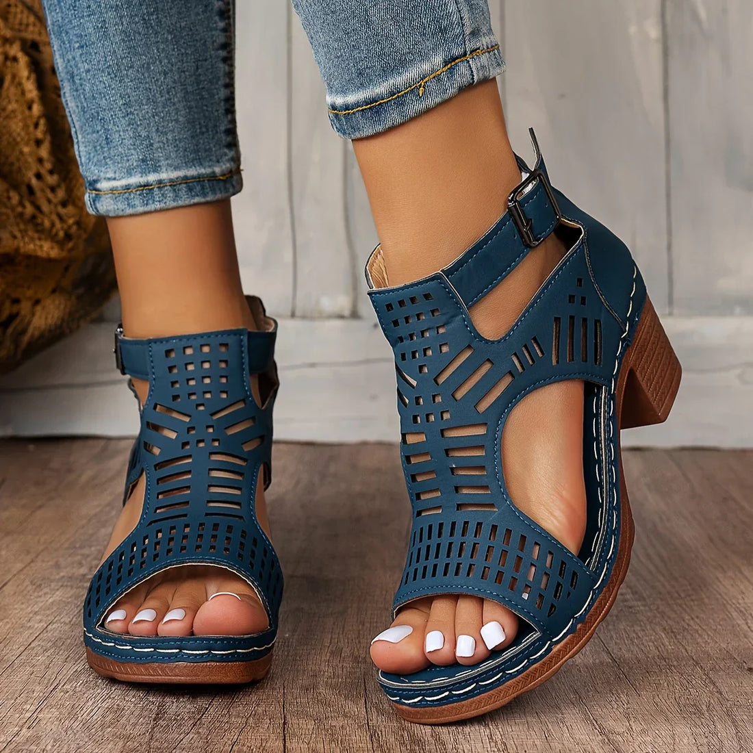Magnolia Sandalias para mujeres: tacones aireados con recortes modernos y diseño elegante