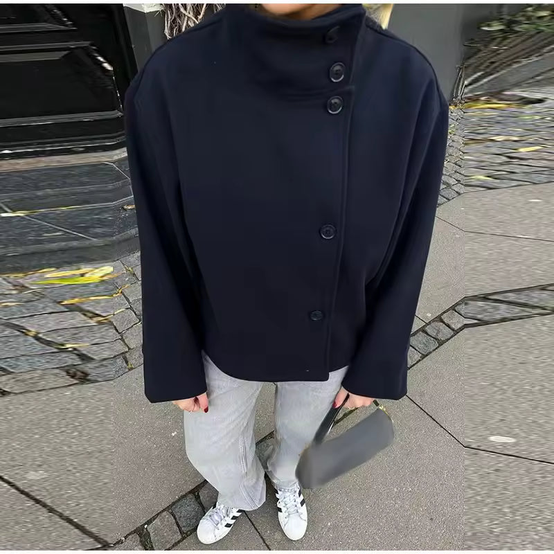 Elise krótki płaszcz damski – elegancki, wygodny i wszechstronny z podwójnym zapięciem na guziki