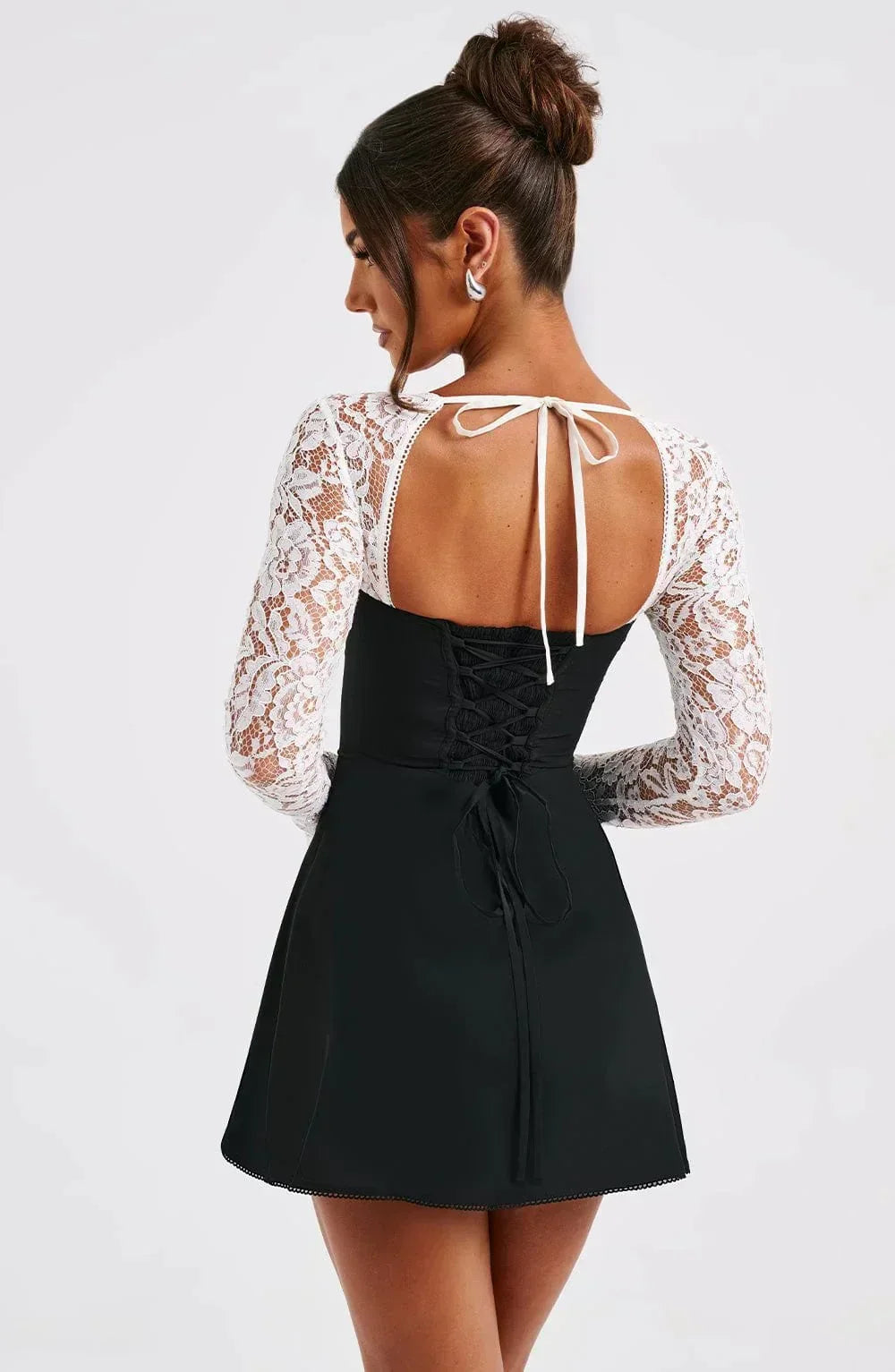 Juliette Robe Mini Femme – Élégante Robe en Dentelle avec Encolure Cœur et Coupe Ajustée