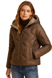 Elisea Doudoune Femme à Capuche – Surpiqûres Ondulées & Coupe Féminine Élégante