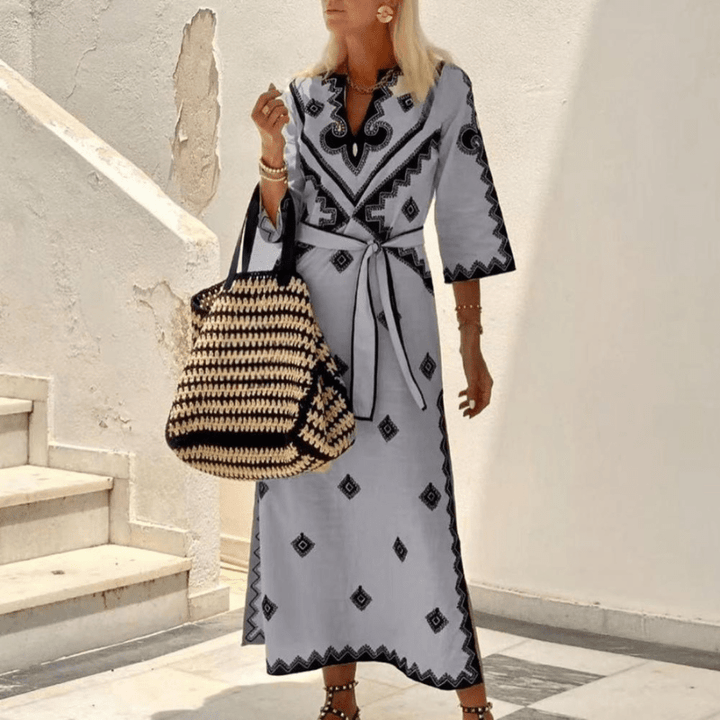 Bérengère Robe Longue Brodée Femme – Taille Ceinturée Ajustable & Manches ¾ Élégantes