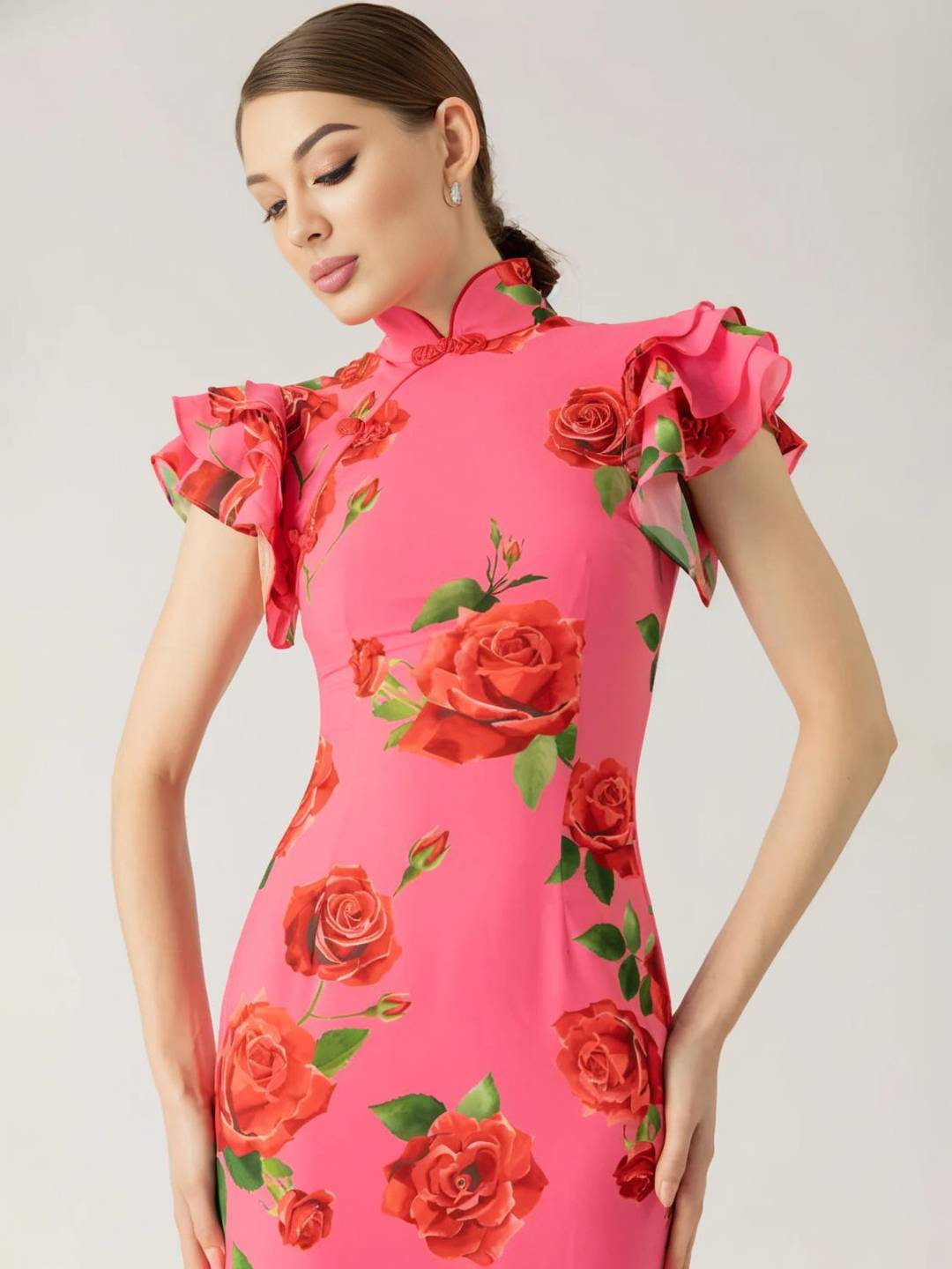 Thalia Robe de Soirée Femme – Élégante Longue Robe Fleurie avec Volants, Col Mao & Détail à Boutons