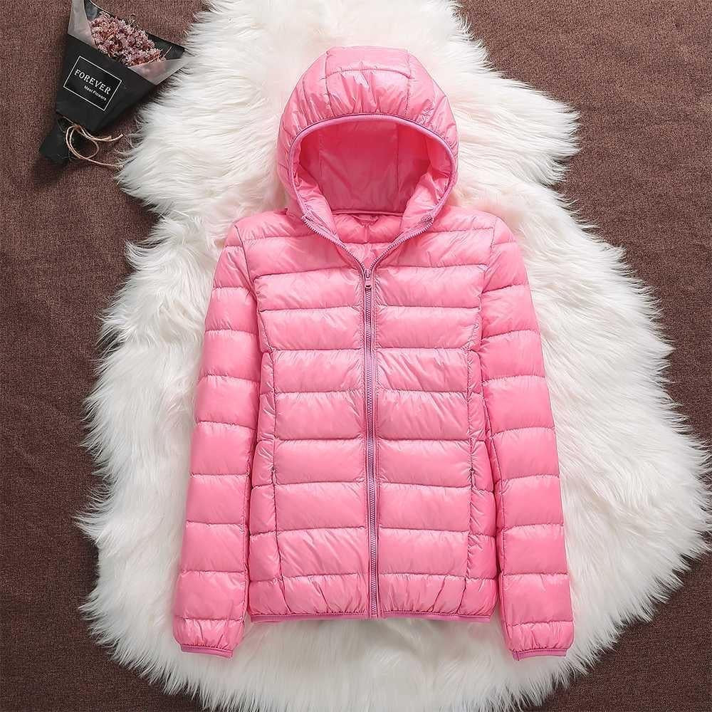 Nora Veste Femme – Veste Imperméable Ultra-Légère avec Capuche Amovible & Plis Élégants