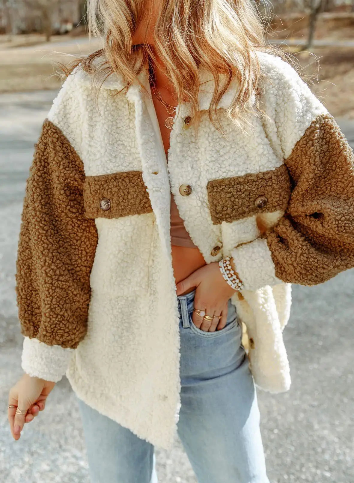 Chaqueta Sherpa para Mujer Amei – Chaqueta Caliente con Botones, Corte Relajado y Diseño en Contraste