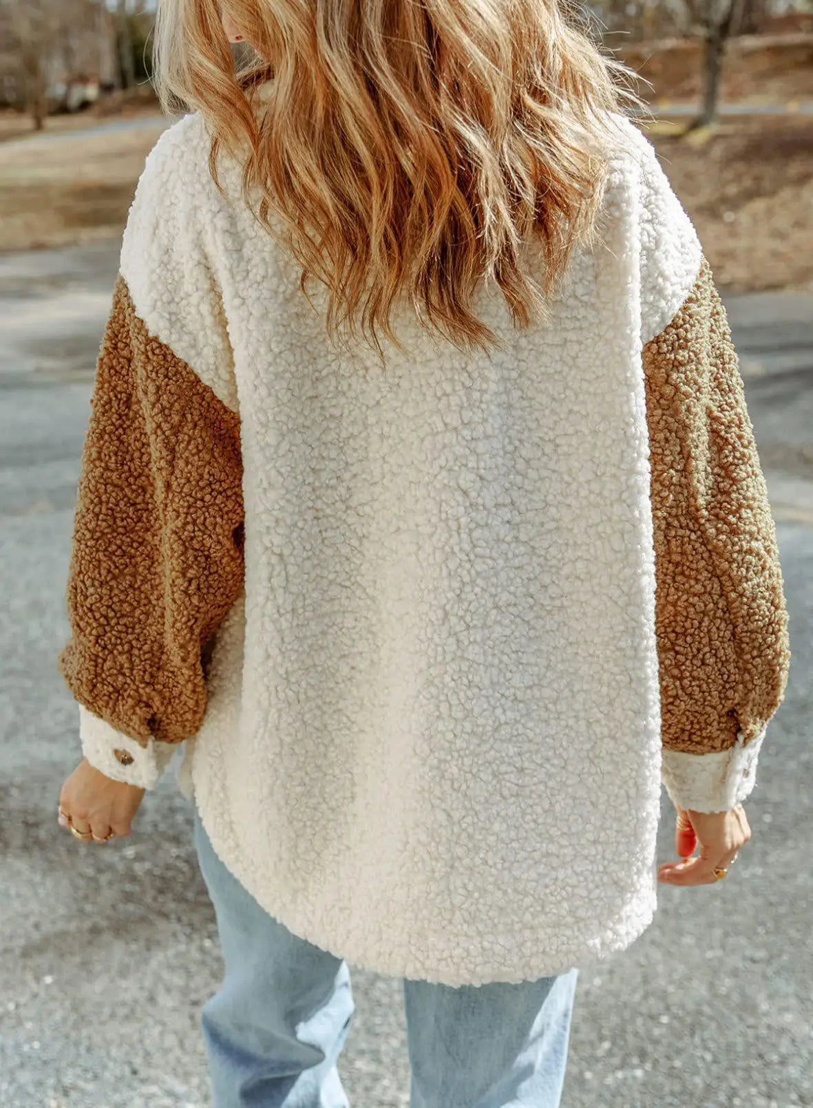 Chaqueta Sherpa para Mujer Amei – Chaqueta Caliente con Botones, Corte Relajado y Diseño en Contraste