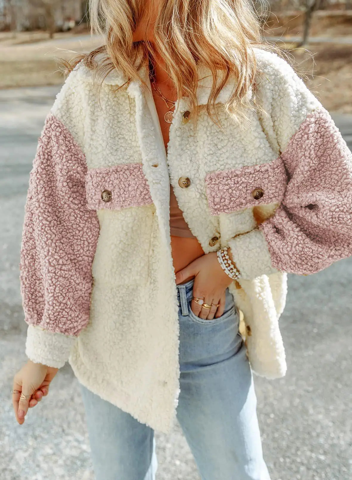 Chaqueta Sherpa para Mujer Amei – Chaqueta Caliente con Botones, Corte Relajado y Diseño en Contraste