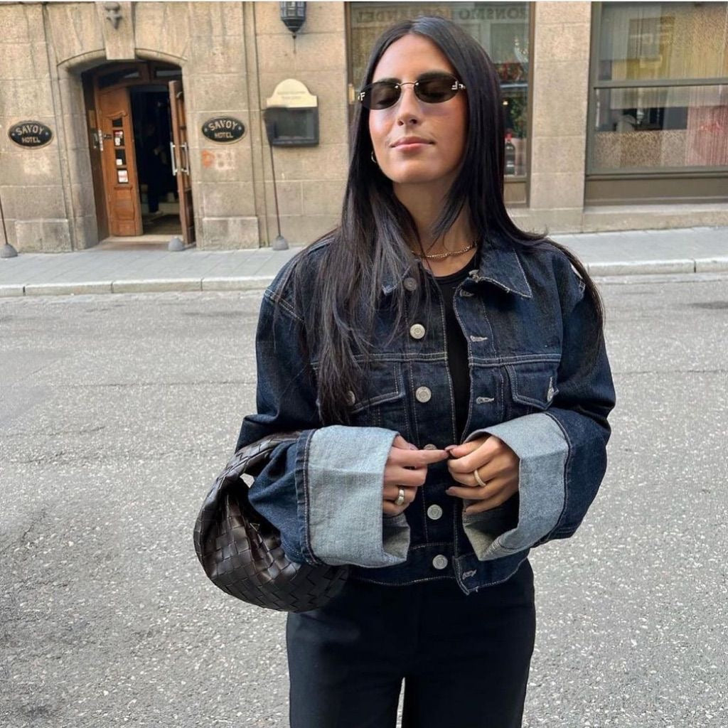 Conjunto vaquero Bea para mujer: chaqueta corta y vaqueros anchos con solapas en contraste para un look moderno.