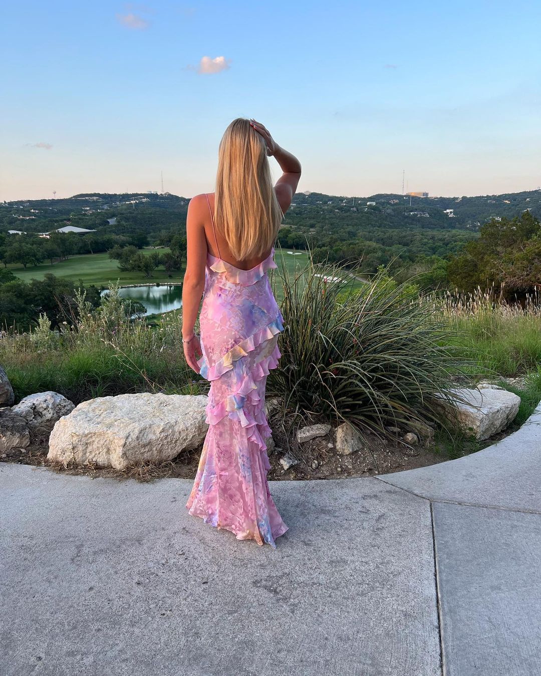 Robe Longue Femme Estella – Élégante Robe à Volants avec Dos Nu & Coupe Fluide
