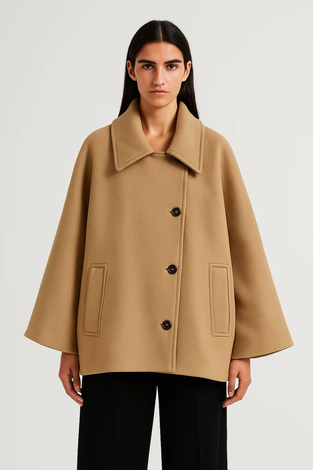 Bianca Abrigo Corto Mujer – Corte Trapecio Fluido, Cuello Amplio y Abotonadura Elegante