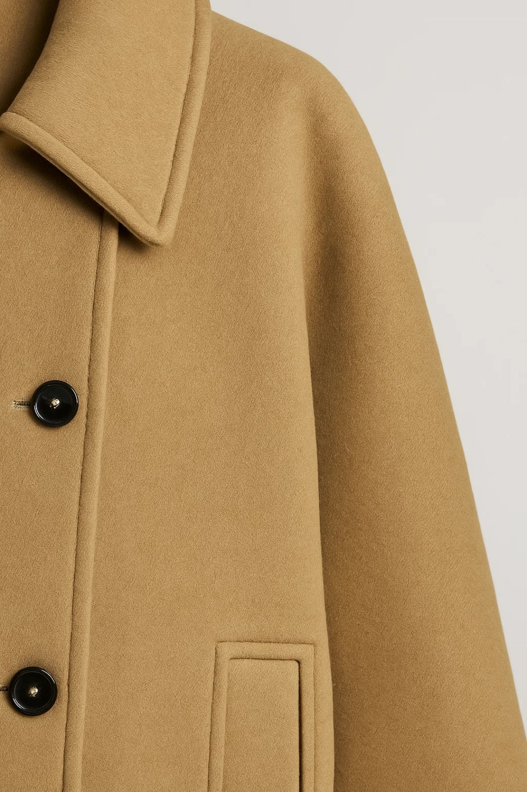 Bianca Damen Kurzmantel – Fließender Trapezschnitt, Weiter Kragen & Eleganter Knopfverschluss