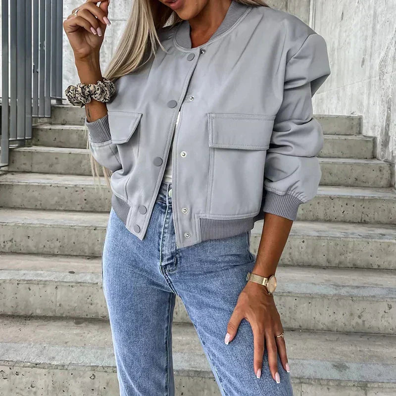 Paula Veste Bomber Femei – Stil Scurt cu Buzunare cu Clapetă & Aspect Urban Trendy