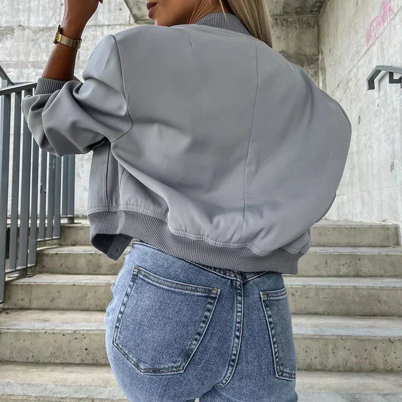 Paula Veste Bomber Femei – Stil Scurt cu Buzunare cu Clapetă & Aspect Urban Trendy