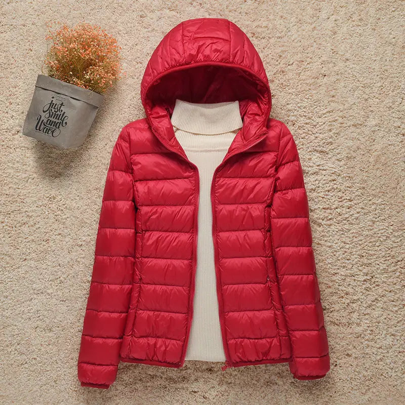 Daphne Veste Mi-Saison Femme – Doudoune Légère avec Capuche Élégante & Coupe Slim
