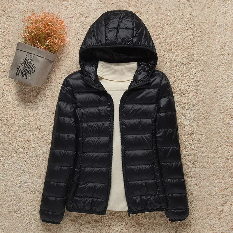 Daphne Veste Mi-Saison Femme – Doudoune Légère avec Capuche Élégante & Coupe Slim