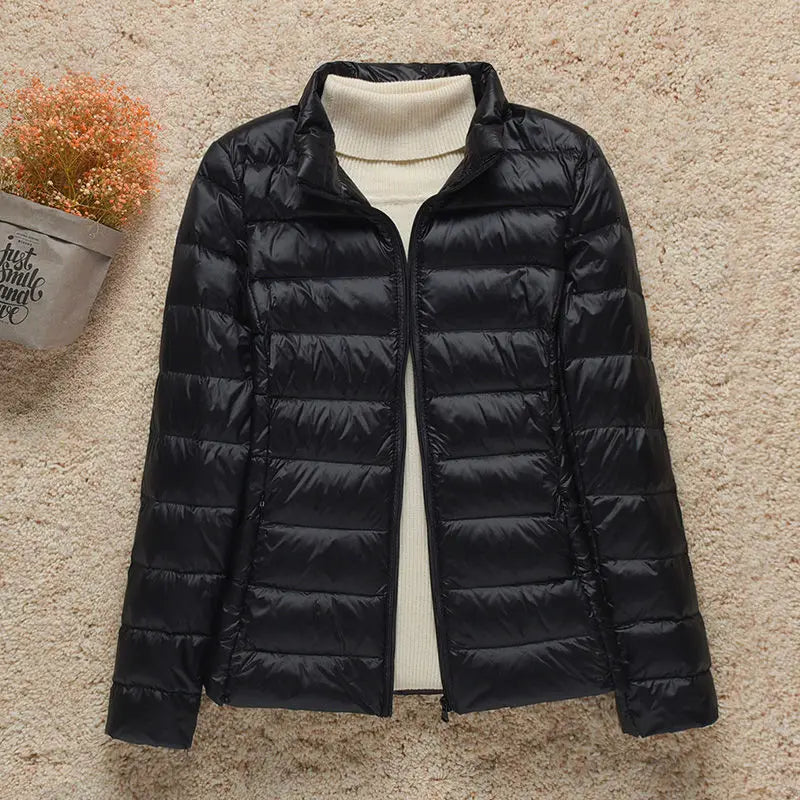 Daphne Veste Mi-Saison Femme – Doudoune Légère avec Capuche Élégante & Coupe Slim