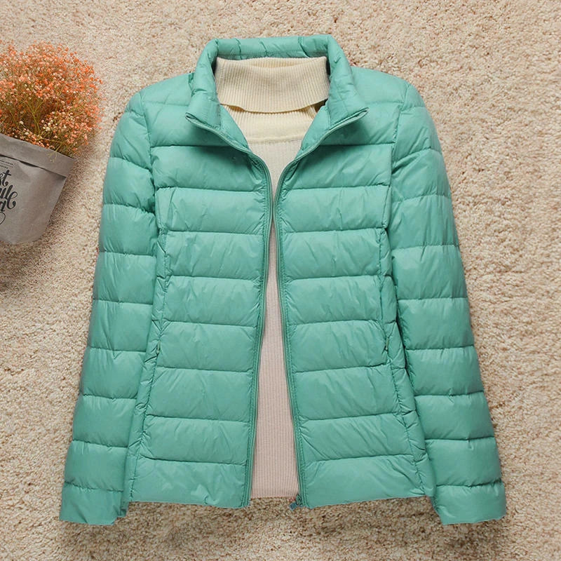Daphne Veste Mi-Saison Femme – Doudoune Légère avec Capuche Élégante & Coupe Slim