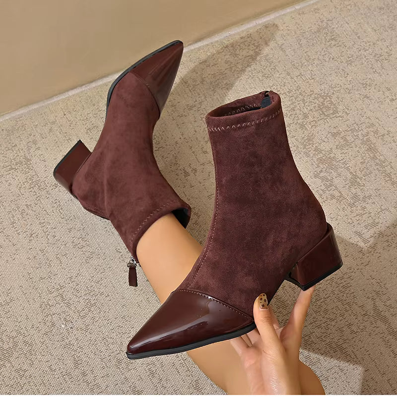 Gracia Bottines Femme – Boots Élégantes en Daim avec Détails Vernis & Talon Bloc Confortable