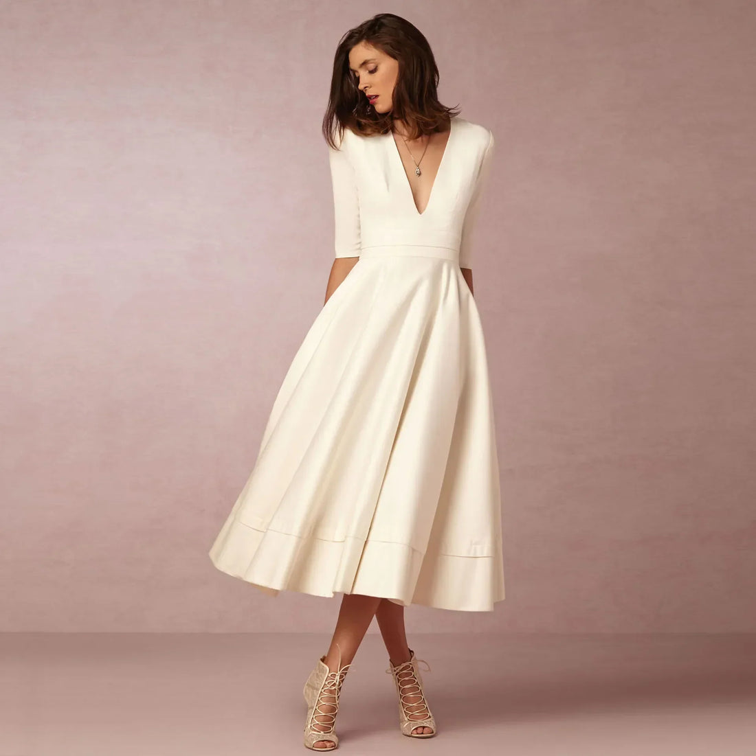 Vestido del mediodía de mujeres marfil: vestido de algodón con elegante corte