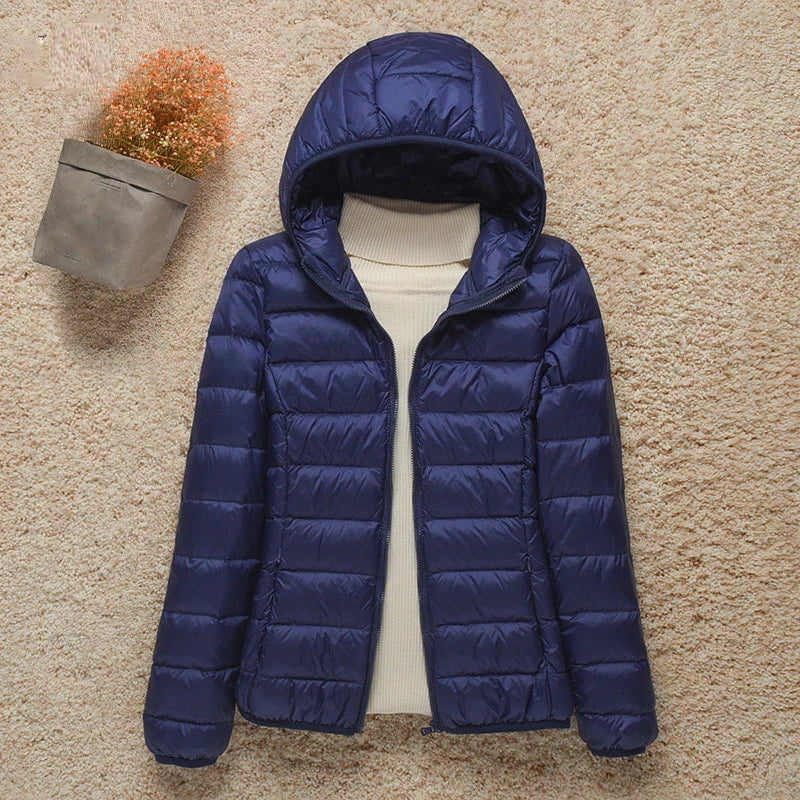Daphne Veste Mi-Saison Femme – Doudoune Légère avec Capuche Élégante & Coupe Slim