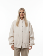 Norlyn Bomber Oversize Femme – Veste Tendance avec Col Montant, Boutonnage Caché & Coupe Ample