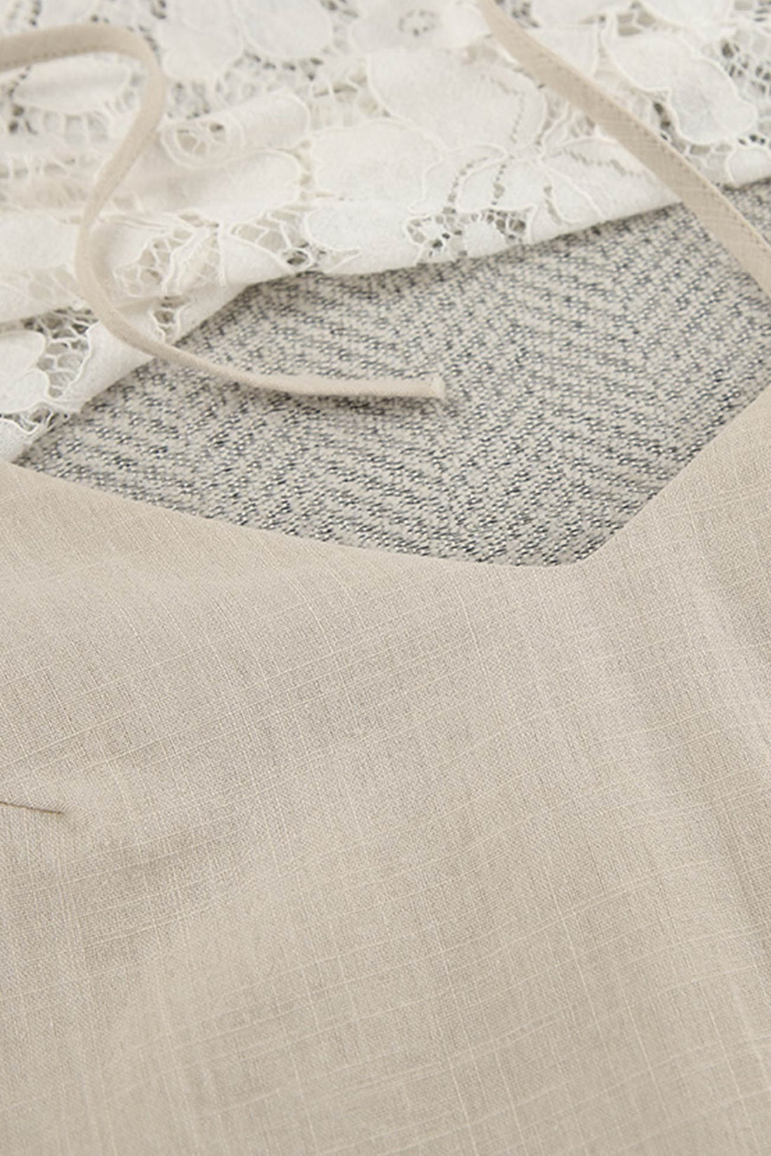 Abito camo con cinturini annodati e schiena nuda lillan - scollatura a V.
