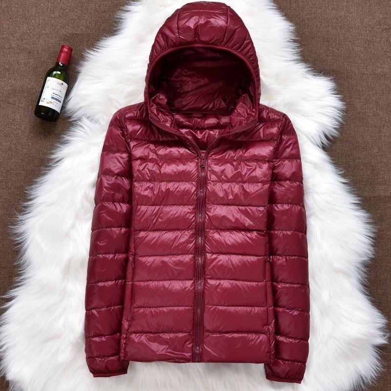 Nora Veste Femme – Veste Imperméable Ultra-Légère avec Capuche Amovible & Plis Élégants