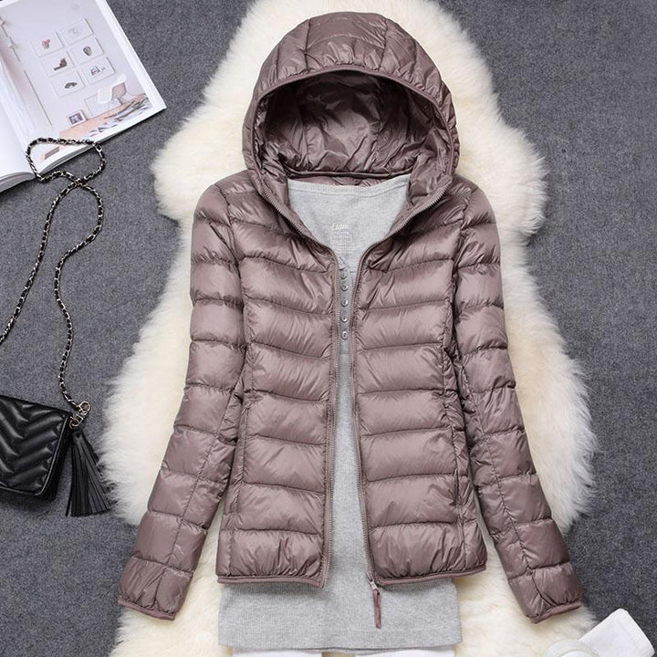 Nora Veste Femme – Veste Imperméable Ultra-Légère avec Capuche Amovible & Plis Élégants