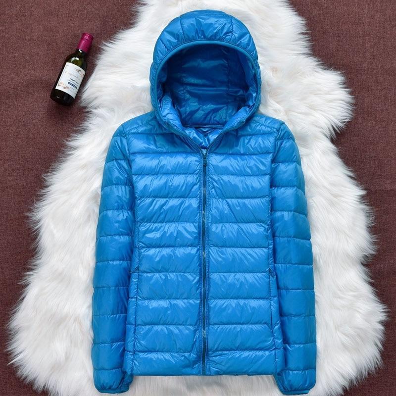 Nora Veste Femme – Veste Imperméable Ultra-Légère avec Capuche Amovible & Plis Élégants