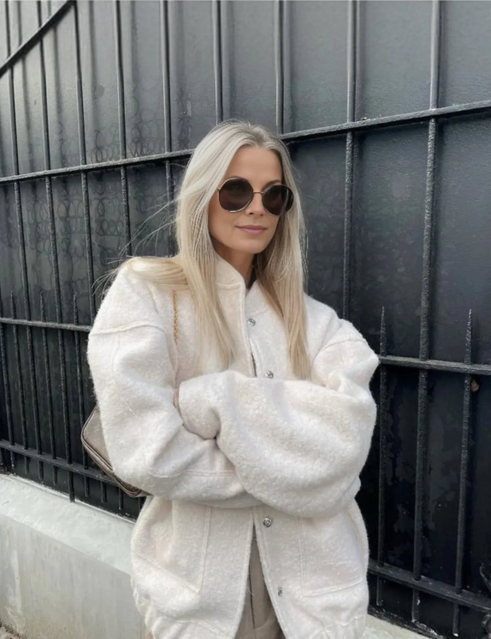 Norlyn Bomber Oversize Femme – Veste Tendance avec Col Montant, Boutonnage Caché & Coupe Ample