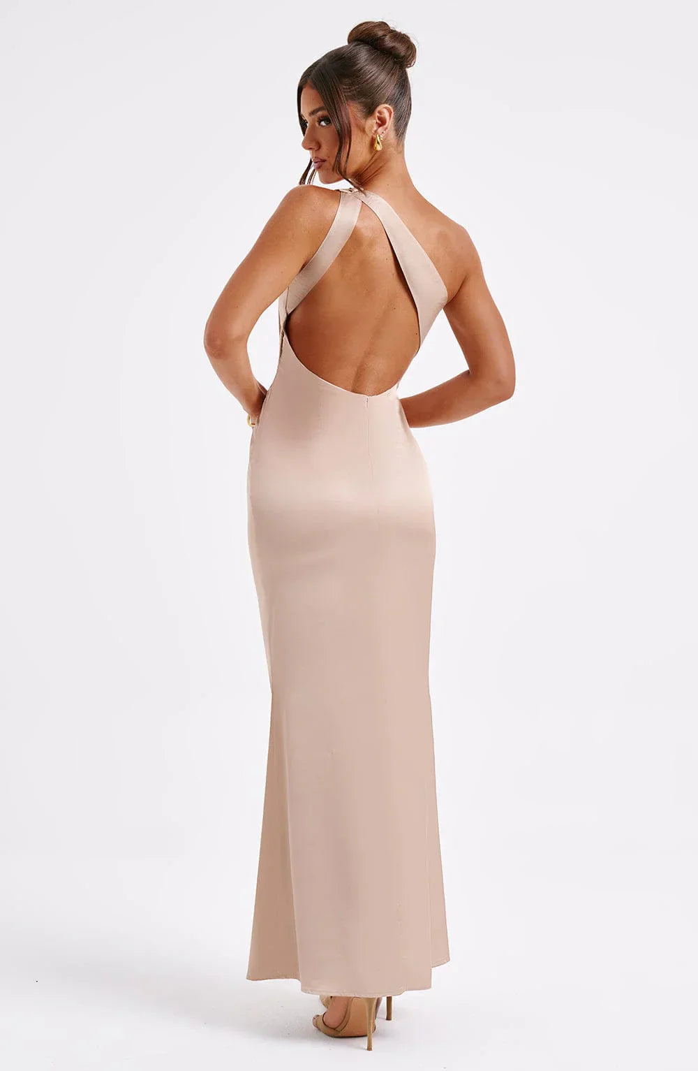 Vestido largo de Clara en satén femenina - elegancia asimétrica, actual y minimalista