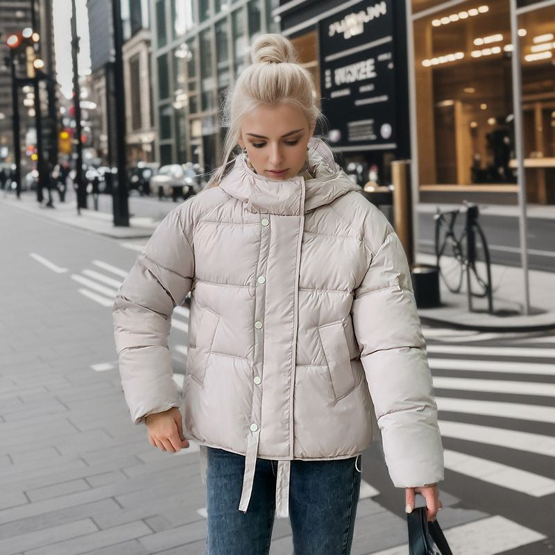 Novie Chaqueta Acolchada Corta para Mujer con Capucha – Ligera, Acolchada y Estilo Urbano Moderno