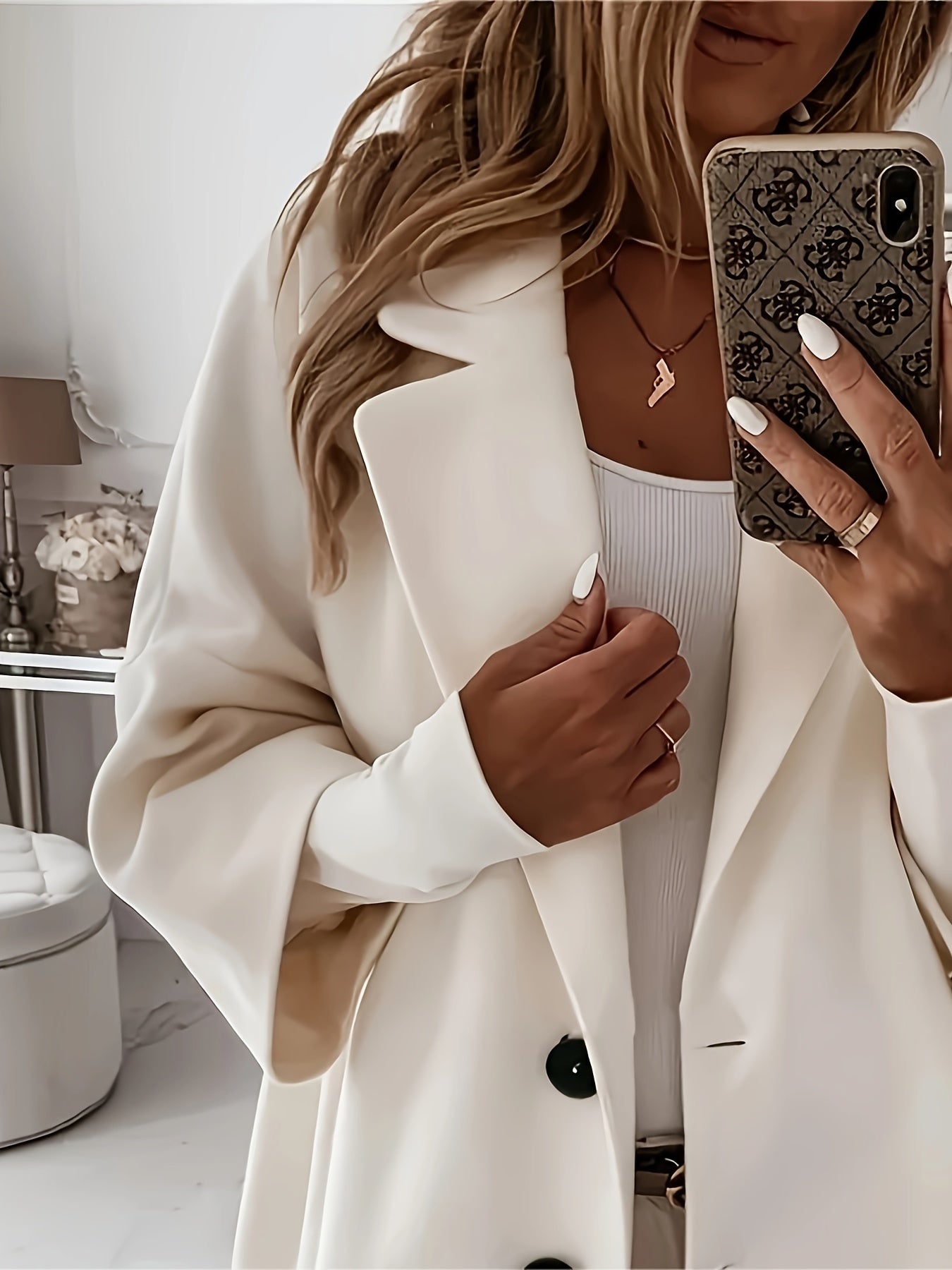 Vivienne Manteau Femme Abricot – Elegantní a ležérní střih s klasickým klopovým límcem a černými knoflíky