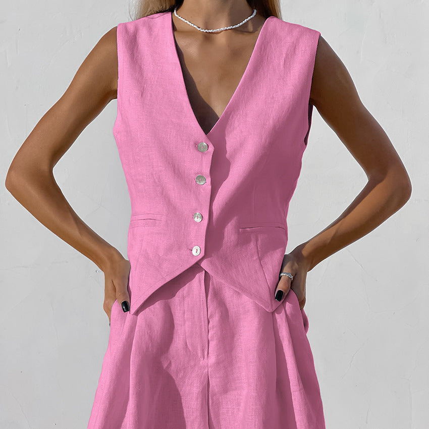 Set di lino femminile scarlatto - Outfit estivo minimalista con gilet e pantaloncini con uno stile chic rilassato