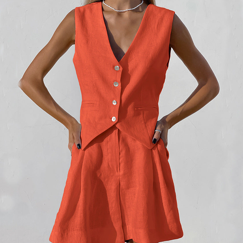 Set di lino femminile scarlatto - Outfit estivo minimalista con gilet e pantaloncini con uno stile chic rilassato