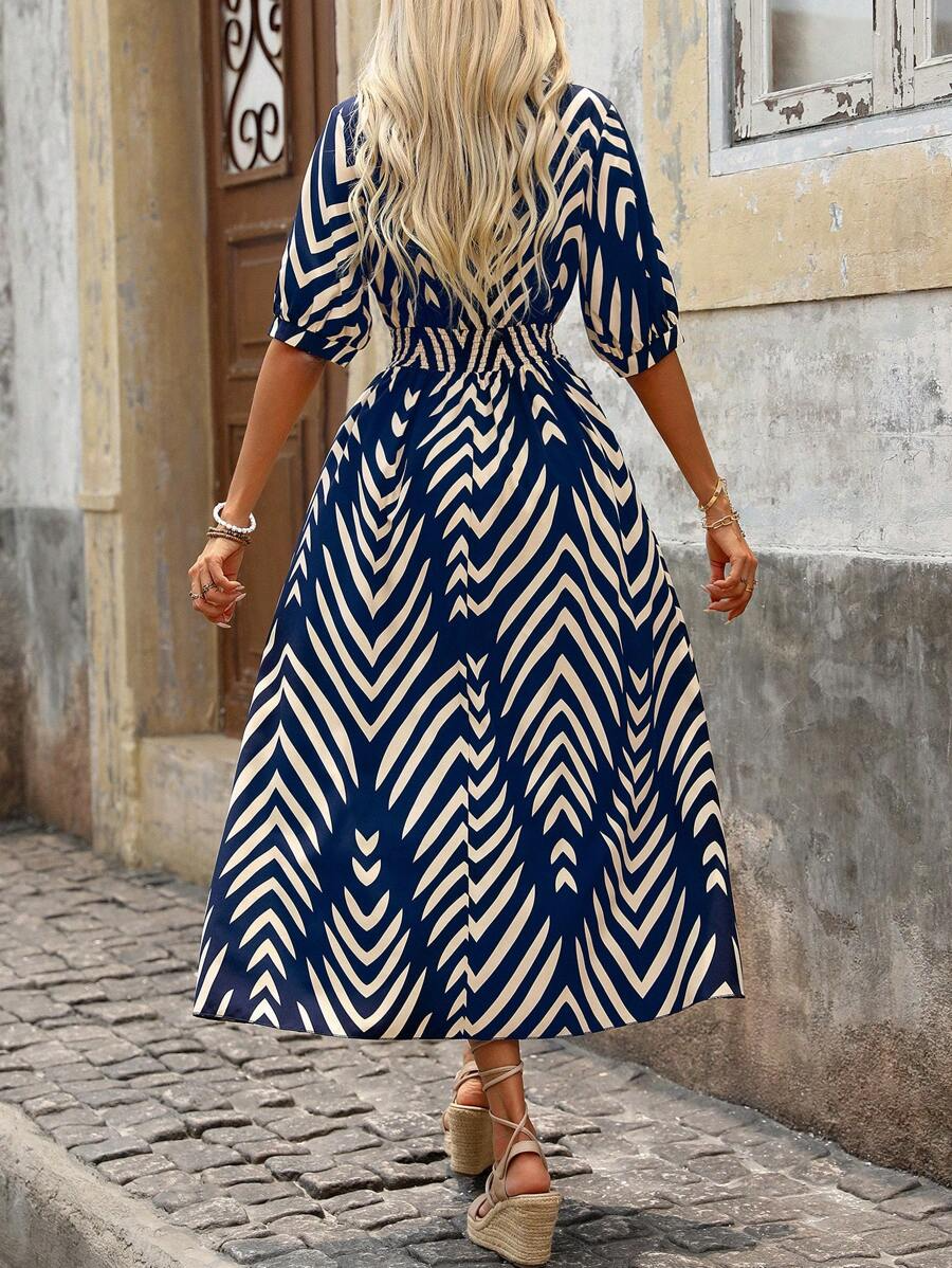 Charlie Robe Longue Femme – Ceinturée avec Imprimé Graphique Chic & Coupe Moderne