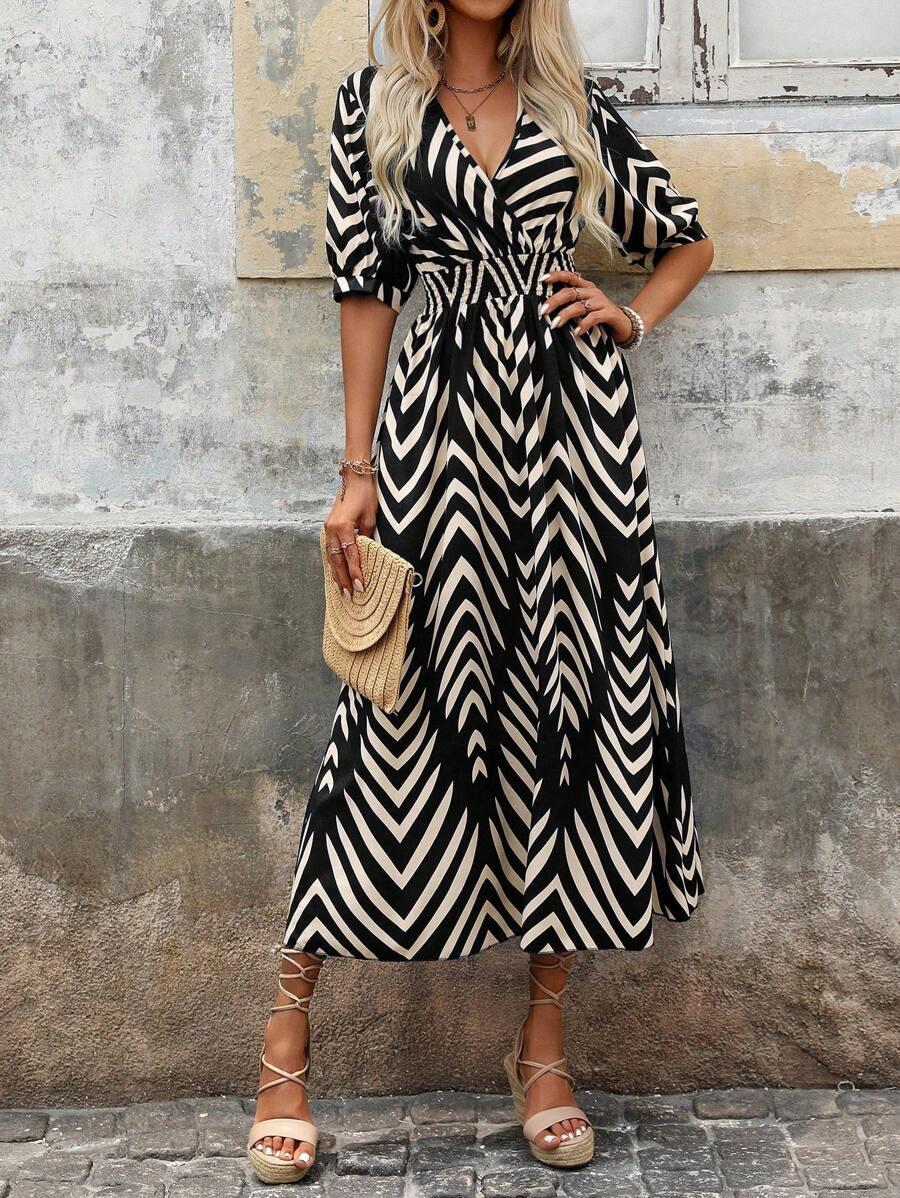 Charlie Robe Longue Femme – Ceinturée avec Imprimé Graphique Chic & Coupe Moderne