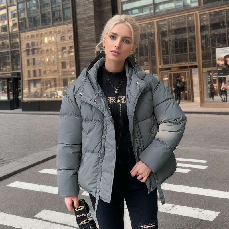 Novie Chaqueta Acolchada Corta para Mujer con Capucha – Ligera, Acolchada y Estilo Urbano Moderno