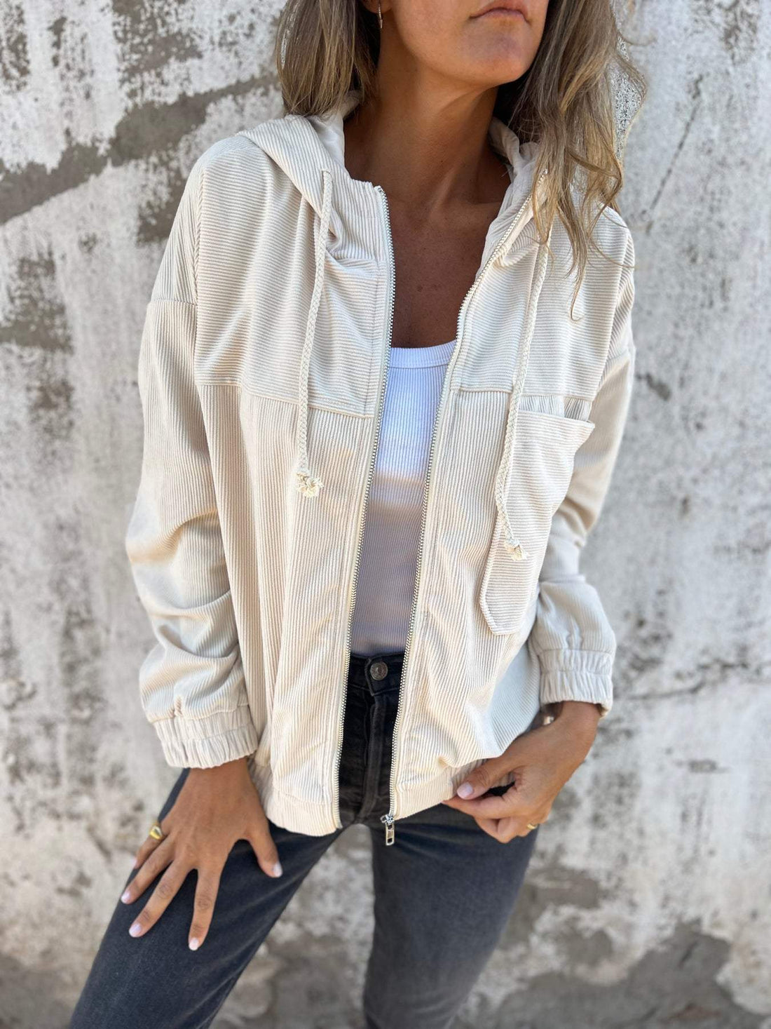 Sophie Veste Mi-Saison – Veste en Velours Côtelé avec Capuche Ajustable & Design Polyvalent