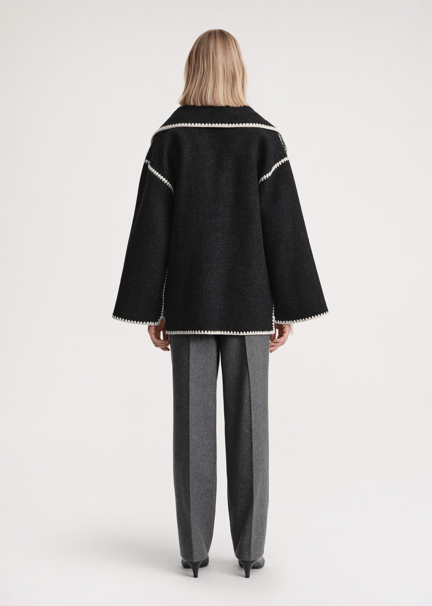 Dámský kabát Georgie s integrovaným šátkem – elegantní plášť z teplého materiálu