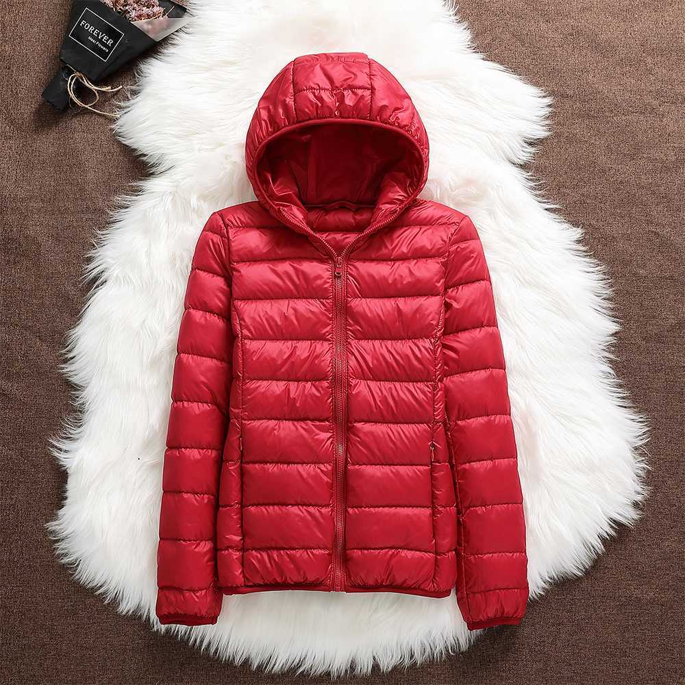 Nora Veste Femme – Veste Imperméable Ultra-Légère avec Capuche Amovible & Plis Élégants